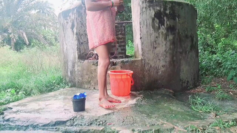 Trilokinath: Desi Bhabhi Outdoor Freshng in Morning
