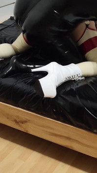 Asistenta sexy în latex se bucură de o plăcere incitantă cu o labă și penetrare dură