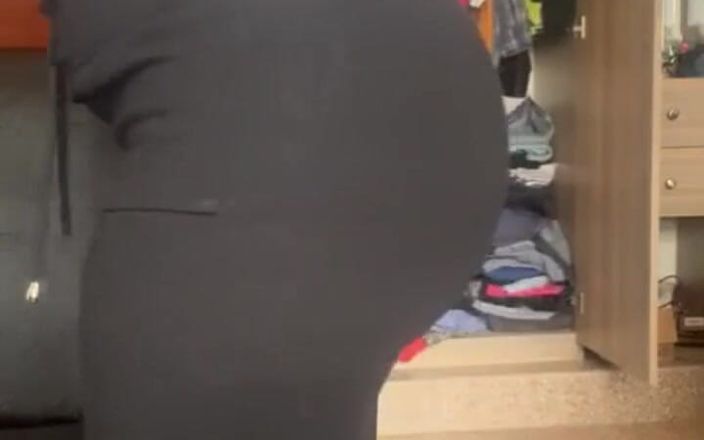 Nasty_hotbabe: Господиня з великою пишною дупою дозволяє своєму босу трахнути її величезні цицьки, щоб закрити угоду про підвищення!