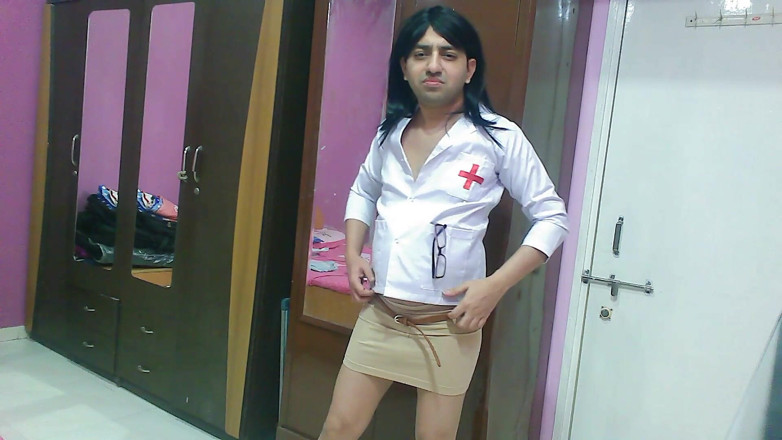 Cute & Nude Crossdresser: Dolce e sexy sissy travestito effeminato sweet lecca-lecca in uniforme...