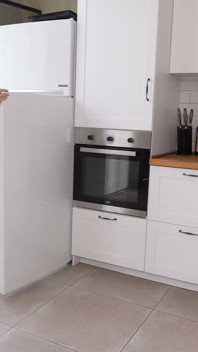 Tukang paip membetulkan apa-apa dan mengongkek isteri saya di kaunter dapur