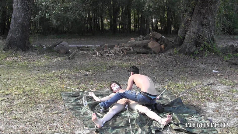 Bad boys bootcamp: Damien zostaje zasiąknięta na tarp