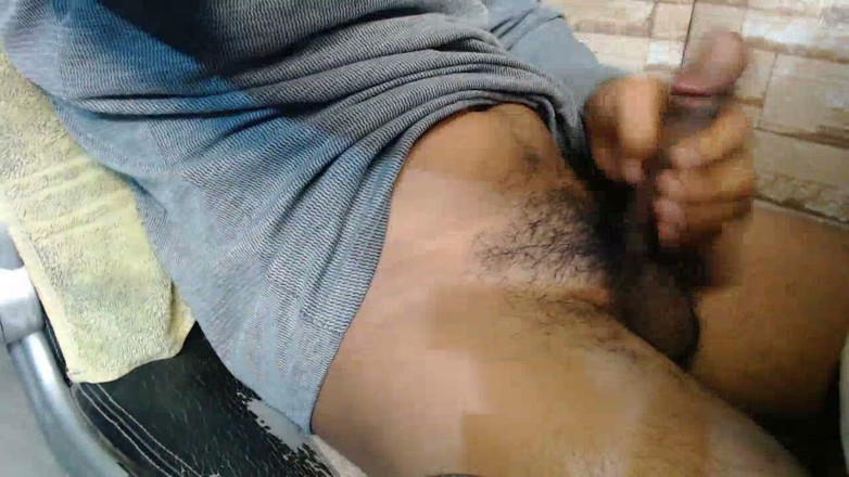 Hornyboy2058: 사정하기 전에 거대한 벌을 가지고 혼자 노는 남자