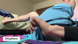 Une belle fille de 18 ans se couche sur le lit
