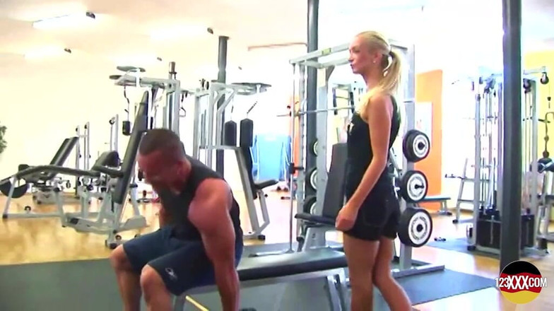 123XXX - 100% Amateurs: 체육관에서 섹스하는 걸 좋아하는 금발