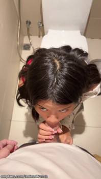 18歳のアジア人が公衆トイレで私をしゃぶる
