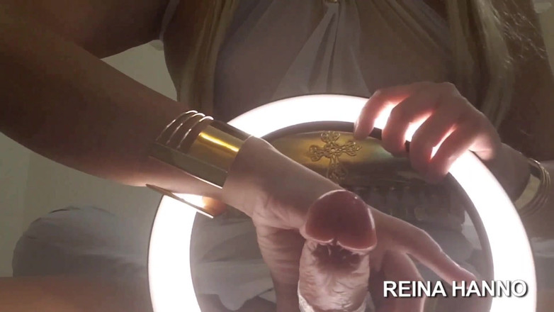 Reina Hanno: Angel Reina Hanno用光环和神圣的奶油炫耀