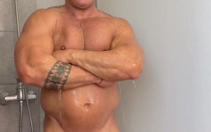Mr. Guru: Doccia nuda bodybuilder