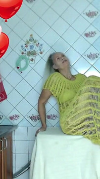 Ama de casa caliente Lukerya sueños de verano en la cocina
