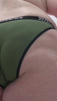 กล้องที่บ้านจับภาพแม่บ้านวัยกลางคนรีดผ้า ก้นใหญ่ในกางเกงในใกล้ๆ PAWG