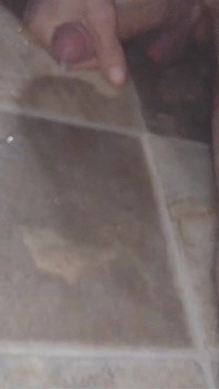 Naplním si sklenici močí, ochutnám a vyliji na sebe, vzruším to tak, že slíznu podlahu a já