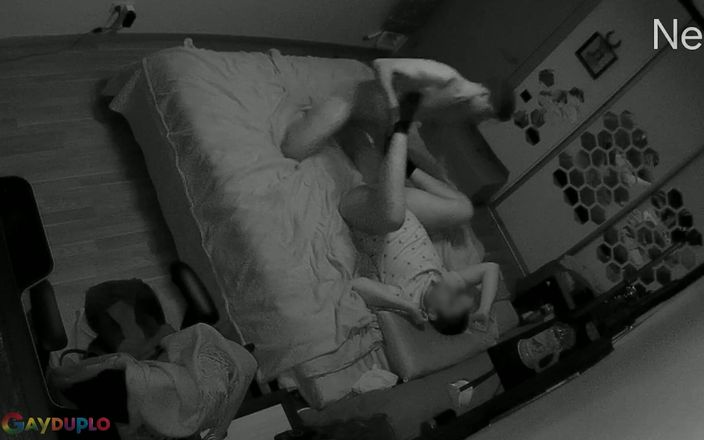 GayDuplo: Un cuplu de amatori prins futându-se pe camera Nest