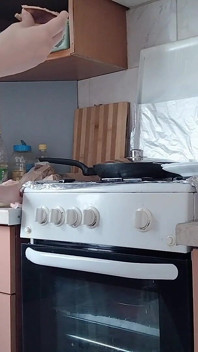 Sexy stiefmutter nackt in der küche, latina behaarte muschi, dicke titten, dicker arsch