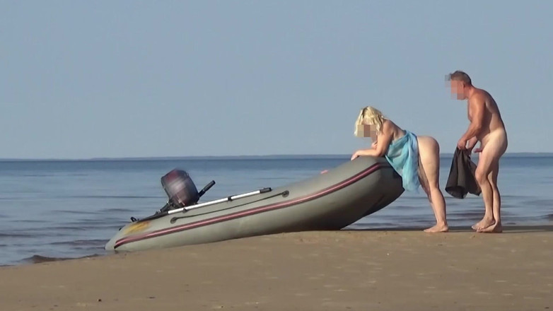 StrongSrg: 뱃사공이 매력적인 관광객과 잠자리를 가졌다