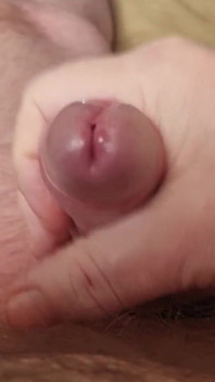 Papai se deita e masturba seu pau até ele gozar adora brincar com seu pau enquanto eu assisto