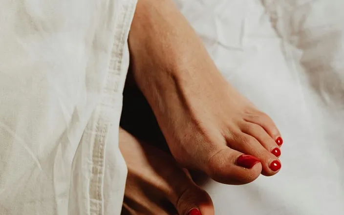 Deozas: She's Showing Her Real Nails and Using Cream