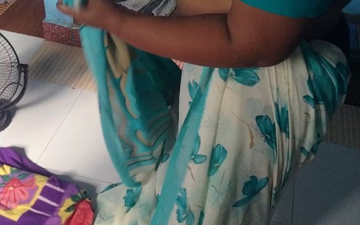 Tamil lesbian: Big MILF Aunty Saree Wearing