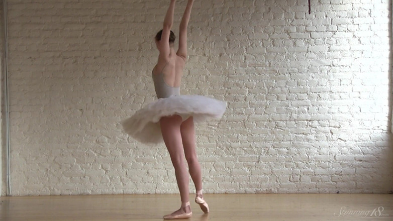 Stunning18: Ballerina Exercising