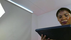 anabel693: Tükürük ile zemini yalıyor