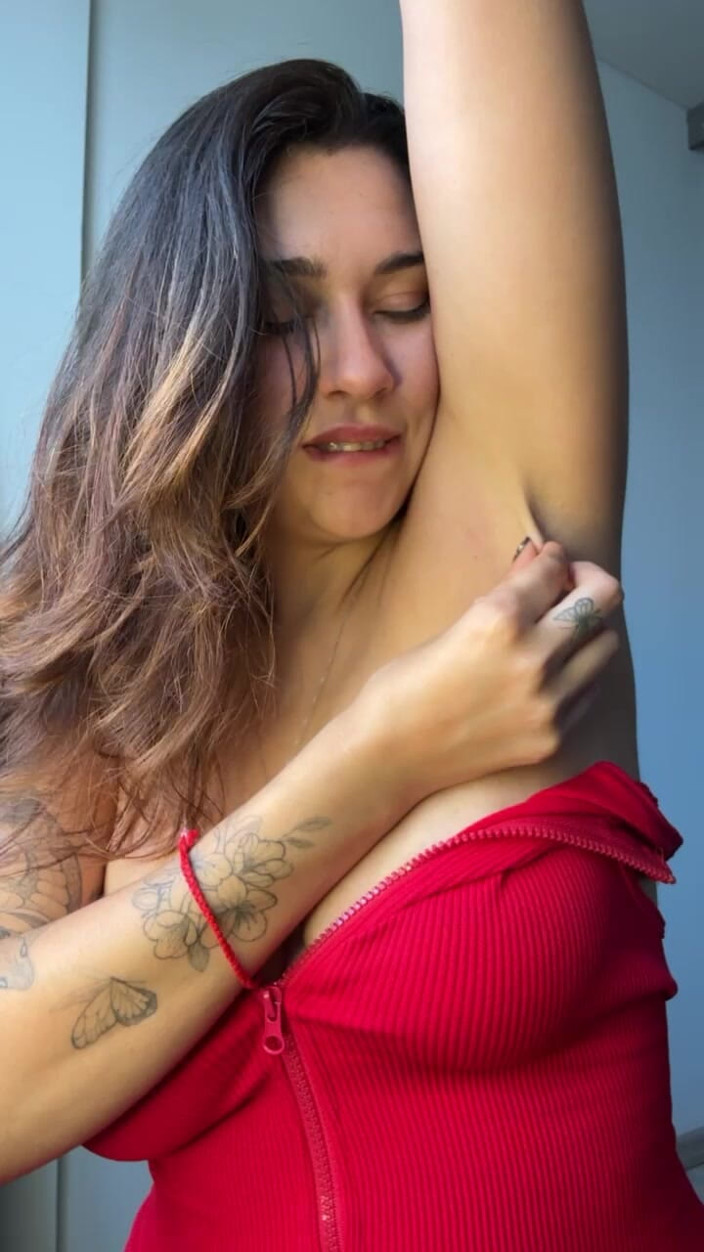 Maria jesus of: Tjej med stora bröst unnar sig med armhålorna