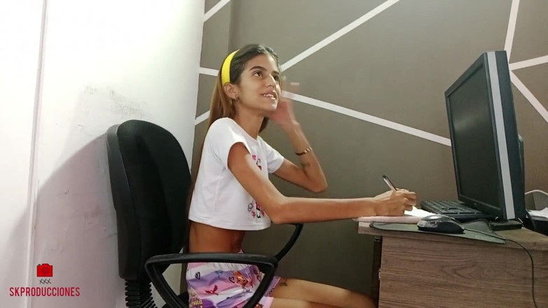SaritaHott: Aku minta saudara tiriku yang lebih tua untuk ngebantuin pekerjaan...