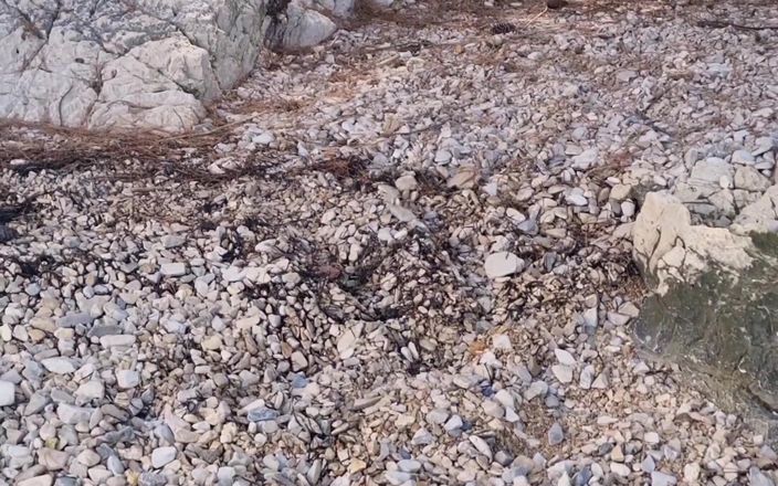 Darkangelsin: Madura esposa juega con consolador y mea en la playa