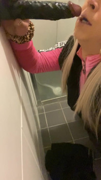 Bimbo Tranny Throats Xxl Dildo