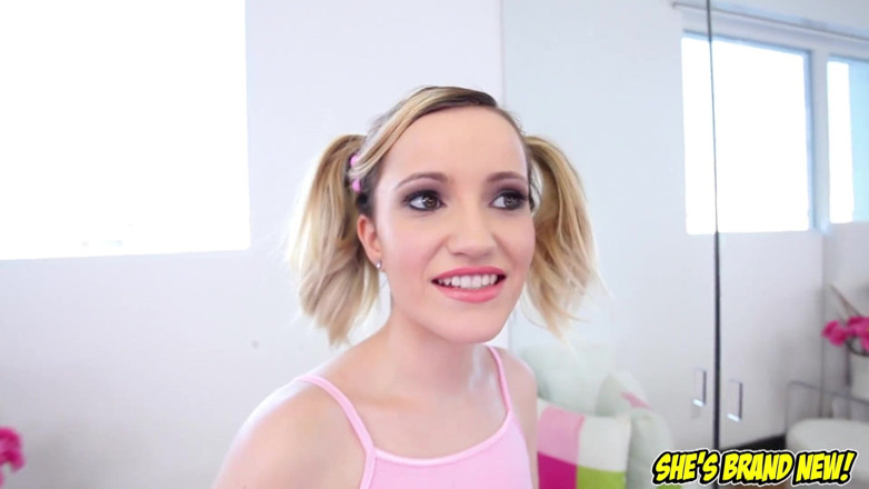 Top Web Models: Schattige blonde tiener Holly Travis geen handen pijpbeurt en sperma...