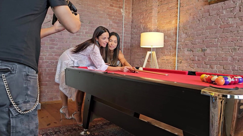 Ferrero anal experience: Kamera arkası, iki ateşli esmer bilardo oyunu için birbirlerine meydan...