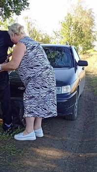 Il a écrit en public dans la nature, a baisé une voisine dans la bouche et l’a remplie de sperme