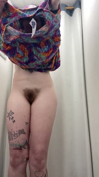 Striptease Em Uma Loja Enquanto Eu Fico Nua Para Experimentar Vestidos E Um Top De Biquíni