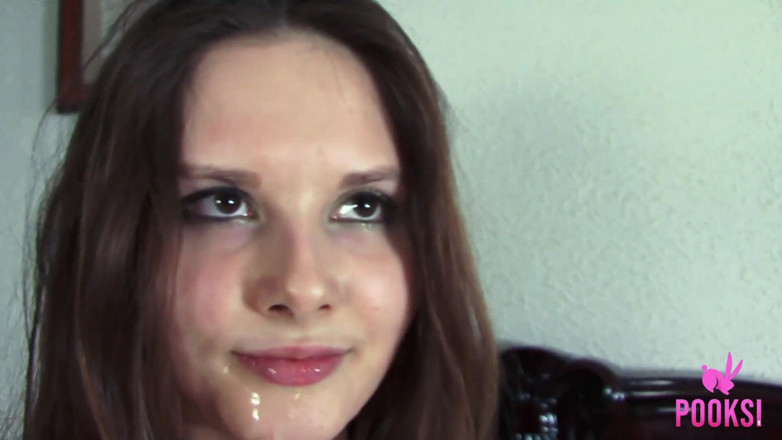 Pooksi: Brunette studente Steva zet haar benen omhoog en neemt een...