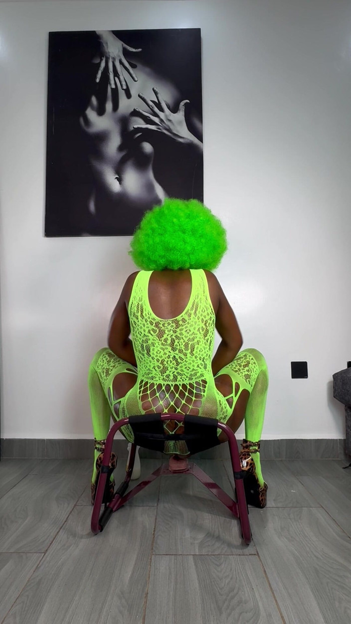 SEXXY-DAISY: Stuiteren op een enorme pik met hakken op moet worden...