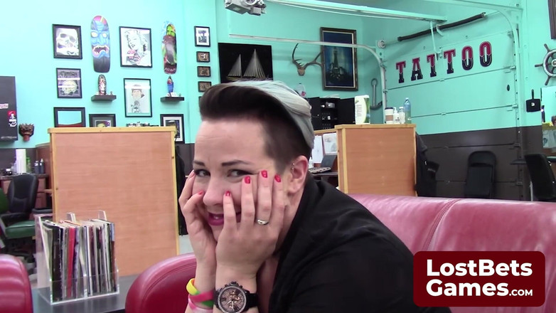 Lost Bets Games: वह अपने जन्मदिन पर टैटू पार्लर के बाहर घबराकर खड़ी थी