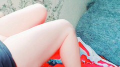 Kitty_Cross: Sevimli femboy dantel eldivenlerini oynaşarak gösteriyor