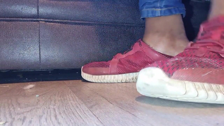 Simp to my ebony feet: Mis viejos entrenadores sucios