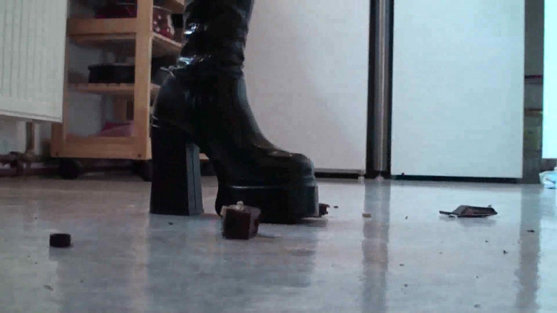 Foot Girls: Menghancurkan truk mainan kecil