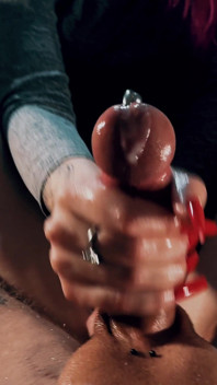Mă face să gem în timp ce mă masturbez - spermă uriașă și orgasm real de amatori