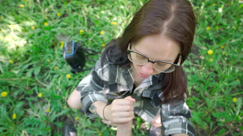 YSP Studio: Diversión al aire libre con chica nerd con gafas