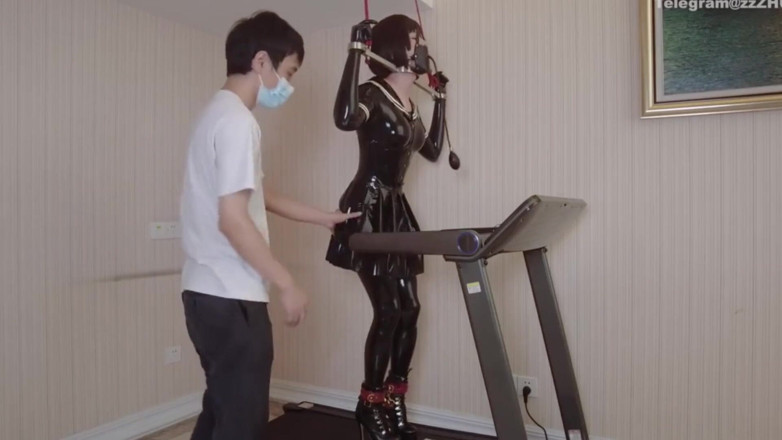 Aisan girl bondage: Mz24 - metal bağlamalı ve prangalı koşu bandına bağlı bir kız