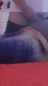 Meine stiefmutter bittet mich um eine massage auf ihren dicken arsch und ich kann nicht widerstehen