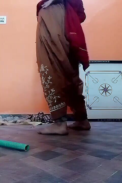 Gangbang straight: 赤い裸の美しいレオーネダンスに生