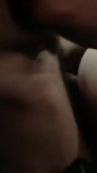 Krásná nadržená je spokojená s sexem se dvěma muži