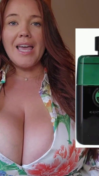 Busty Virtual Fragrance Konzultant vám pomůže cítit sexy