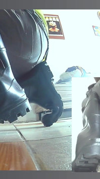 Muncrat dua kali- fetish sepatu bot karet