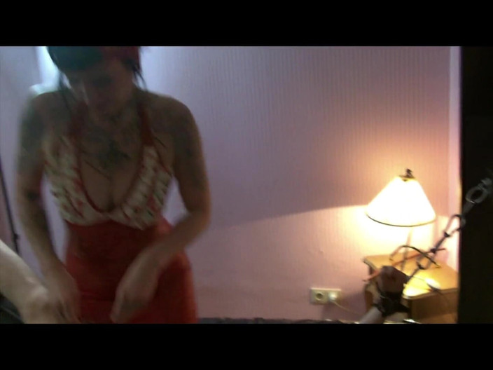 Domina Lady Vampira - SM Studio Femdom Empire: Dama malvada en rojo 2/2