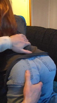 Miluje, když suším její těsný zadek v džínách