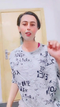 Arabisches trans-mädchen pinkeln