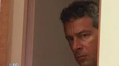 邻居在妻子的卧室里操他的继女
