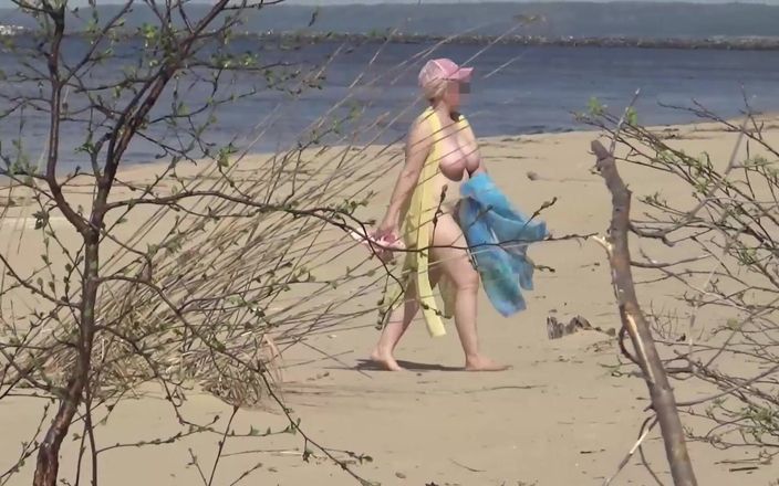 StrongSrg: Namorando uma puta madura sexy na praia